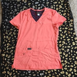 KOI BASIC SCRUB TOP